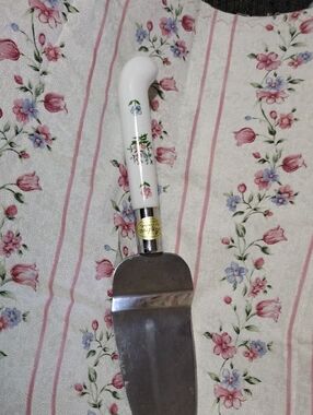 Andrea By Sadek Decorative White Floral Ceramic-Handle Cake Server